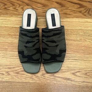 Sanctuary square toe camouflage womens heel peep toe sandal size 10 M green